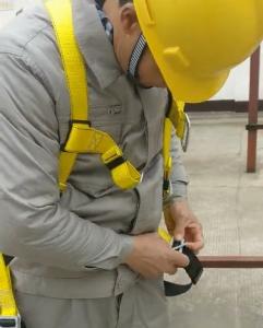 全身式安全帶穿戴方法