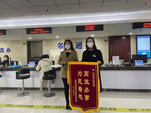 三比一提升 政務服務有溫度，企業(yè)點贊贈錦旗，網絡預約出租汽車經營服務優(yōu)化升級